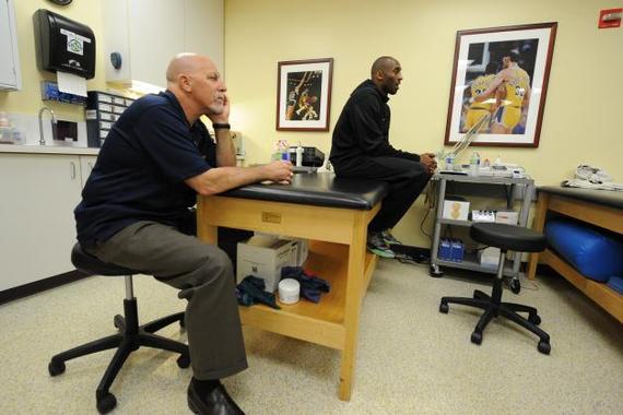 维蒂一直默默守护着湖人球员