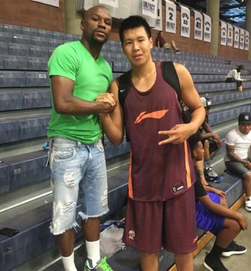 闫鹏飞在微博上传自己和梅威瑟的合影