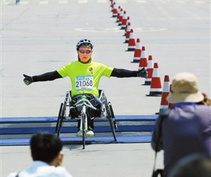 北京马拉松开设轮椅选手体验活动。