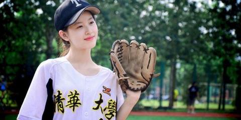 清华校花变车模尽显女神气质