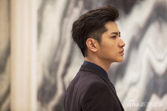 李雨轩侧颜忧郁