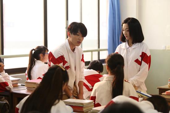 《拥抱星星的月亮》周宸佳变身美女学霸