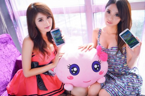 图2：《梦幻西游2》经典周边抱枕