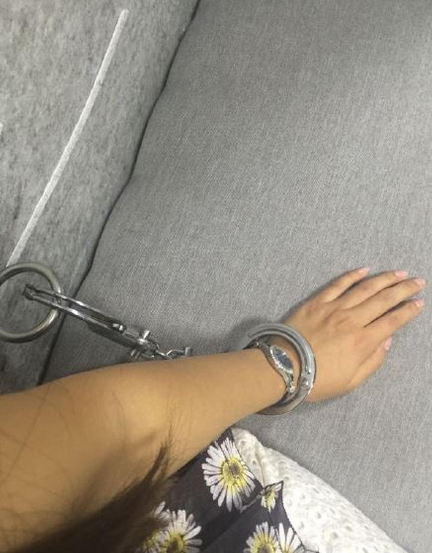 写字女子被拷在椅子上.