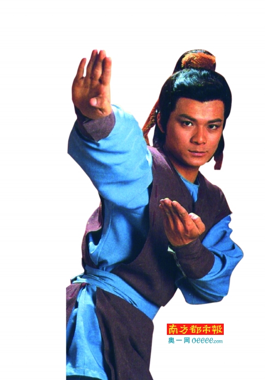 郭靖(黄日华饰):"降龙十八掌,你们仨接招!