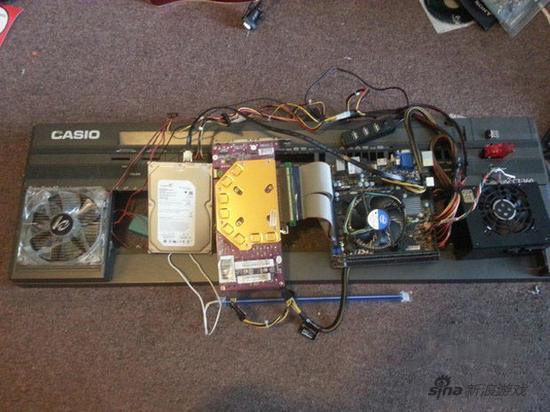 玩家自制可携带式赛博朋克风电脑