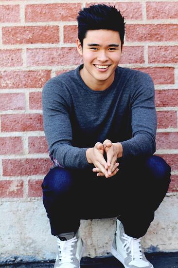 好声音混血刘伟男曾自组乐队 腹肌照曝光