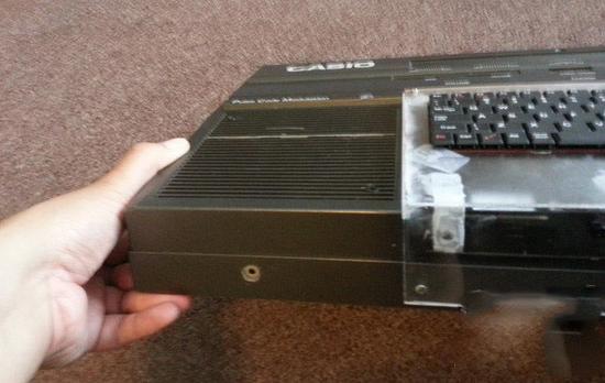 玩家自制可携带式赛博朋克风电脑