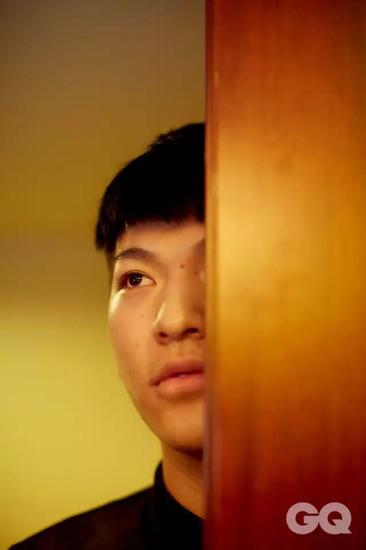 廖洪毅,17岁,《变形计》第八季第一集主人公,最大的爱好是泡夜店.