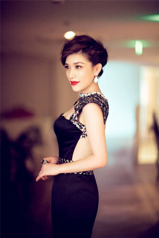 仙侠剑商忆莎演绎中国式魔幻女狼人