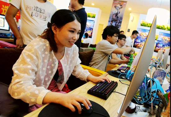 近年来移动互联网的飞速发展，网络媒体越来越受到人们重视，网络主播作为娱乐圈的新鲜行业也正在慢慢的兴起，摄像头中或可爱娇艳，或火辣古典的游戏主播们，一直生活在人们的臆测中