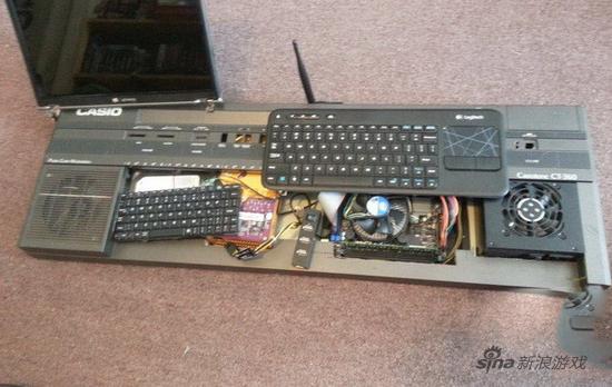 玩家自制可携带式赛博朋克风电脑