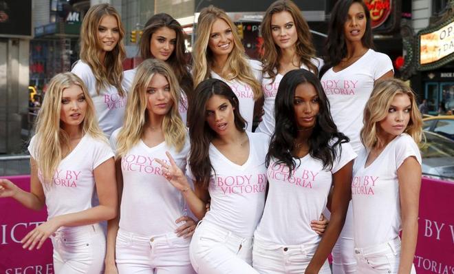 维密"新天使"集体亮相 抛电眼秀凹凸曲线