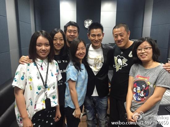 刘德华和工作人员亲密合影