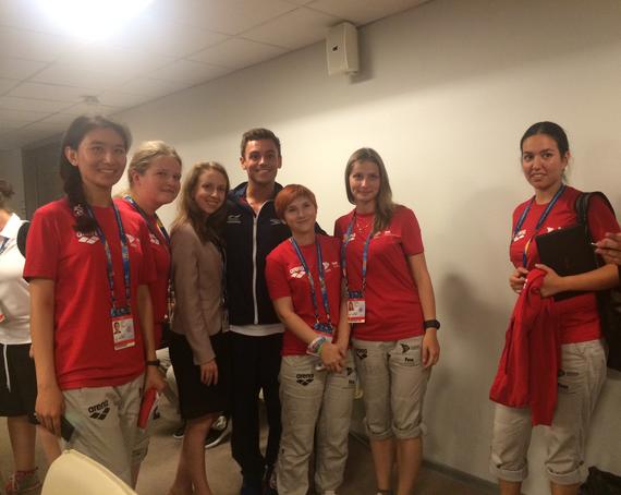 志愿者热情求合影