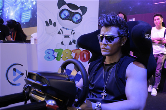 许绍洋惊现chinajoy 与玩家竞技vr游戏