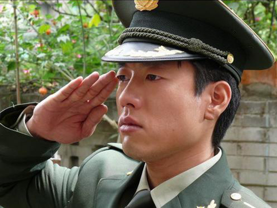 凌潇肃含泪军礼剧照