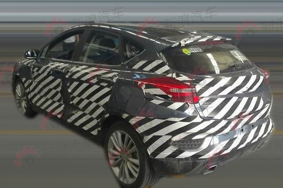 吉利CROSS低伪谍照曝光 年底上市