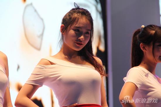 cj严禁穿着暴露 showgirl被迫套上裹胸和安全裤