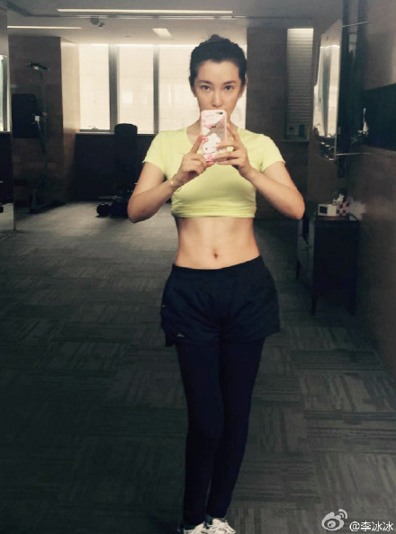 李冰冰晒健身照秀好身材。