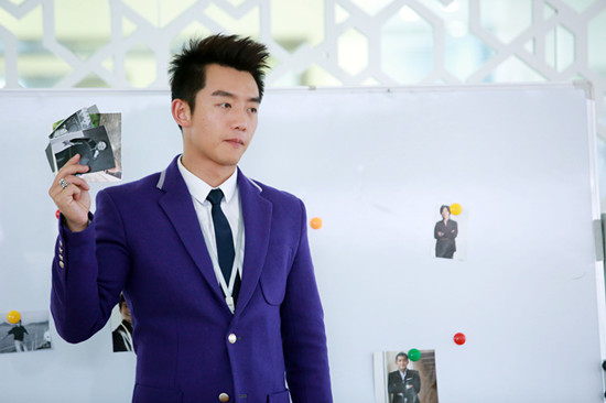 张盛上演“制服诱惑”