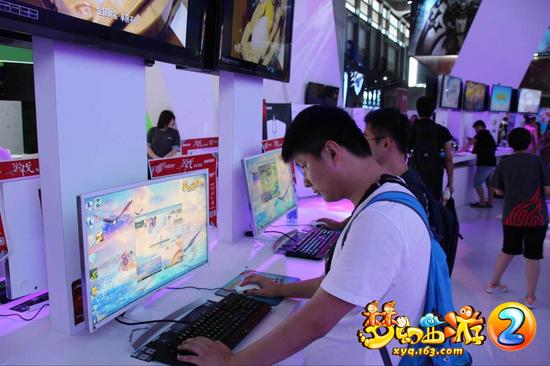 图8：现场玩家试玩飞速“沉迷”