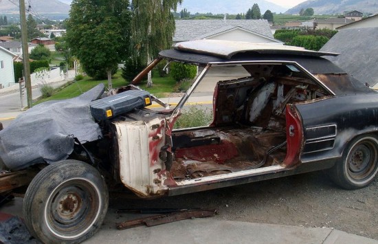 男子将报废汽车改装成千万元豪车