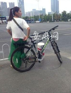 美女骑车长裙卷进车轮遇尴尬