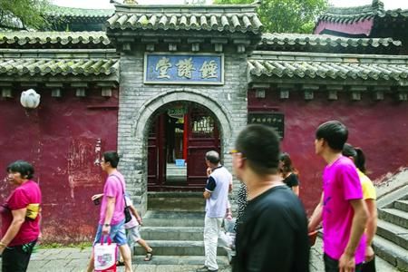 游客对少林寺的关注俨然已被连日的“方丈负面消息”所取代/CFP
