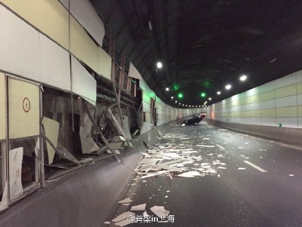 人民路隧道发生严重车祸 女司机撞翻奥迪