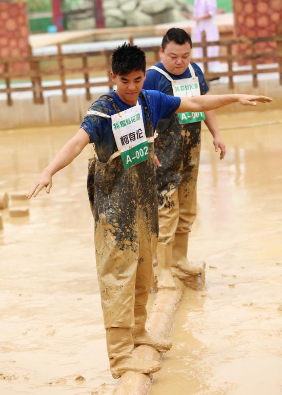 柯有伦现身闯关真人秀上演泥潭大作战