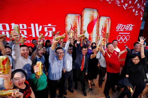 北京市民手持“可口可乐北京2022年冬奥会祝贺纪念罐“欢庆北京申冬奥成功