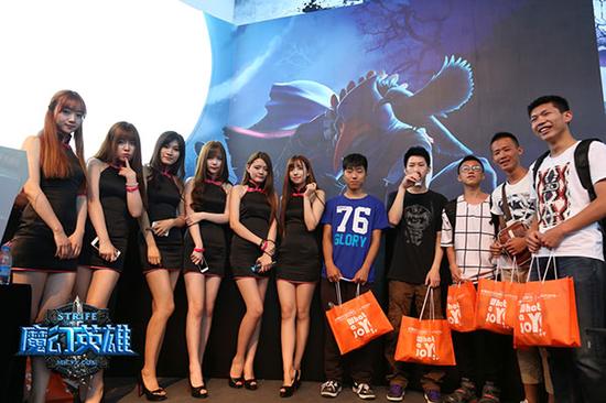 图4现场玩家与欢聚SG合影