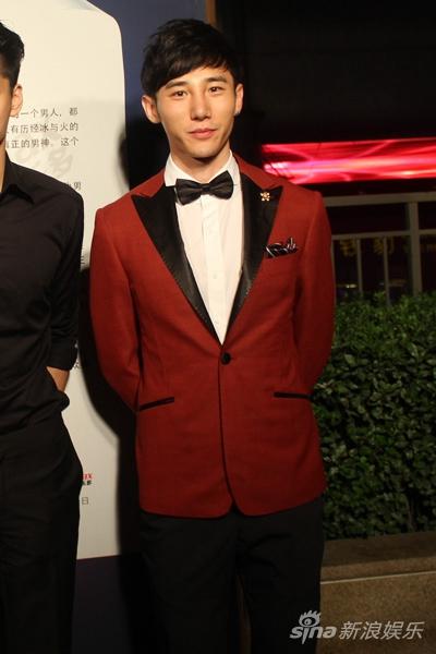 丁一亮相时尚活动 获赞颜值爆表