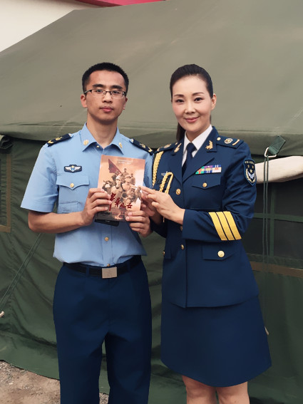 褚海辰八一建军节下基层 慰问战士送专辑