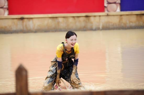 汪小敏亮相闯关真人秀变身灌篮高手