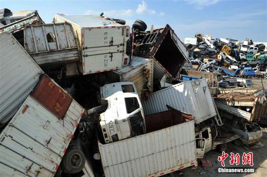 实拍厦门汽车坟场：密密麻麻堆叠如山