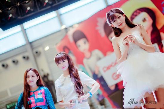 同台showgirl不屑的笑