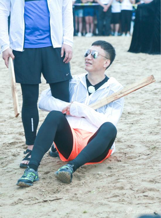 孙红雷坐地撒娇 抱黄磊大腿