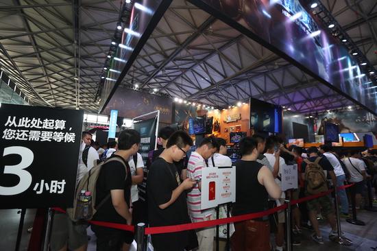 暴雪展台排队体验游戏的玩家