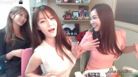 女主播直播室玩三人舞