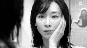 大泽百合子自己受男性歧视，她则反而欺压年轻女后辈。