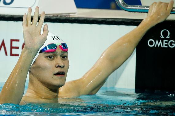 孙杨赛后挥手