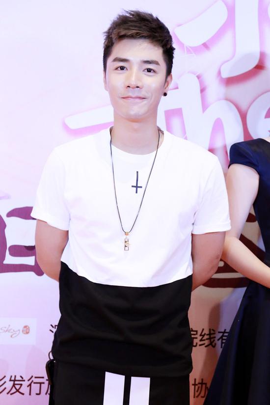 邓宁帅气亮相携电商主创为导演站台