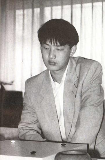 1995年4月17日,先锋战在中国棋院打响,华学明执白中盘击败加藤朋子