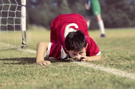 利物浦前锋福勒庆祝进球时模仿吸毒动作