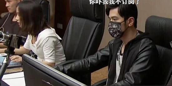 杰伦游戏过程带着口罩，预防游戏过程太激动出现各种表情