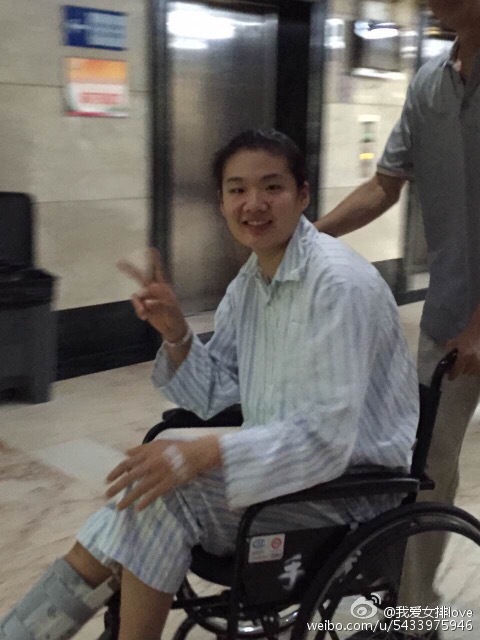 杨方旭进手术室前打招呼