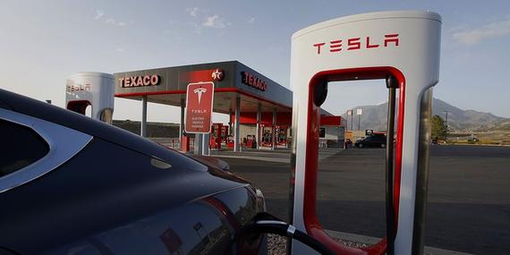 特斯拉车主正在充电