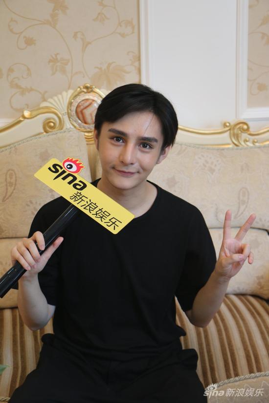 摘要:  "轰叔"直白不掩饰自己的整容经历,并表示颜值真的很重要,为了